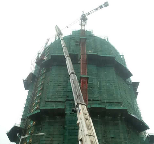 雅安市吊车在工地上作业